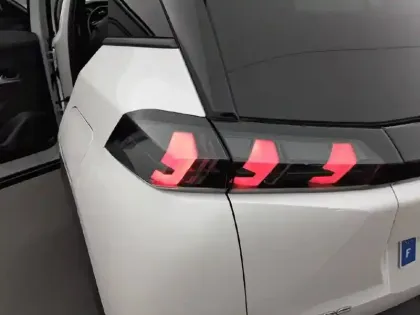 Photo 16 Peugeot 2008  PureTech 130 S&S EAT8