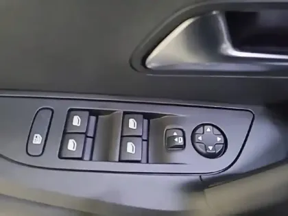 Photo 30 Peugeot 2008  PureTech 130 S&S BVM6