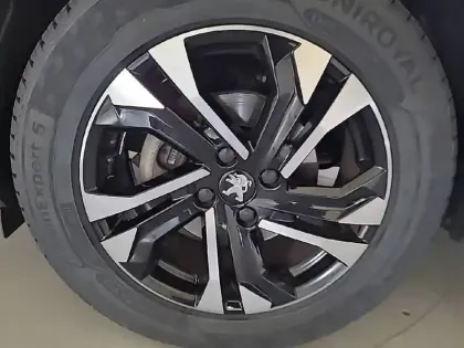 Photo 12 Peugeot 2008  PureTech 130 S&S BVM6