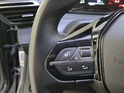 Photo 27 Peugeot 2008  PureTech 130 S&S BVM6