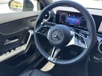 Photo 14 Mercedes Classe A  180 d 8G-DCT