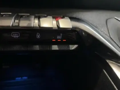 Photo 12 Peugeot 2008  e- 136ch GT