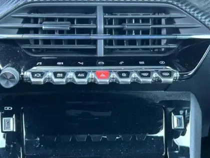 Photo 12 Peugeot 208  e- 136ch GT