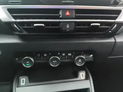 Photo 12 Citroën C4 e- 136 ch Automatique Shine