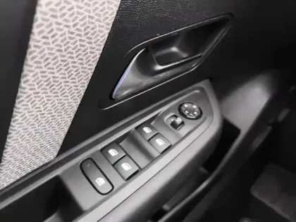 Photo 19 Citroën C4 e- 136 ch Automatique Shine