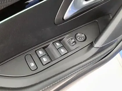 Photo 23 Peugeot 208  Electrique 50 kWh 136ch