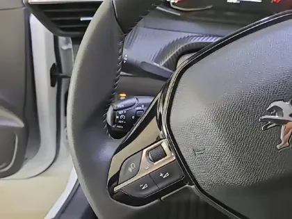 Photo 57 Peugeot 208  PureTech 100 S&S BVM6