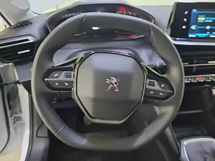 Photo 38 Peugeot 208  PureTech 100 S&S BVM6