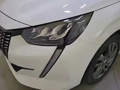 Photo 45 Peugeot 208  PureTech 100 S&S BVM6