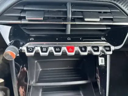 Photo 42 Peugeot 2008  Hybrid 145 e-DCS6