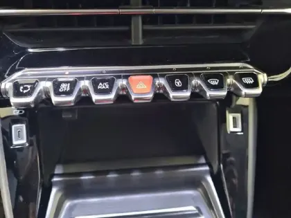 Photo 24 Peugeot 2008  BlueHDi 130 S&S EAT8