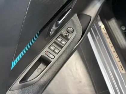 Photo 13 Peugeot 208  e- 136ch Style