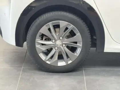 Photo 11 Peugeot 208  e- 136ch Style