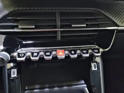 Photo 24 Peugeot 2008  PureTech 100 S&S BVM6