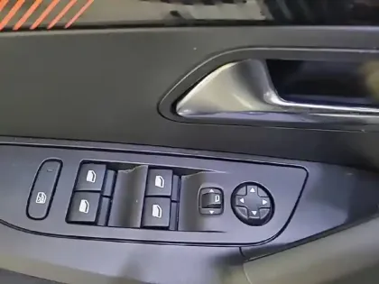 Photo 29 Peugeot 2008  PureTech 100 S&S BVM6