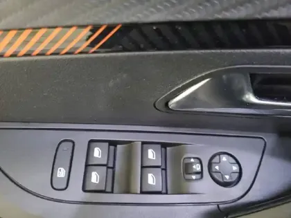 Photo 63 Peugeot 2008  Moteur électrique 136 ch