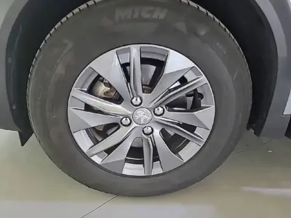 Photo 45 Peugeot 2008  Moteur électrique 136 ch