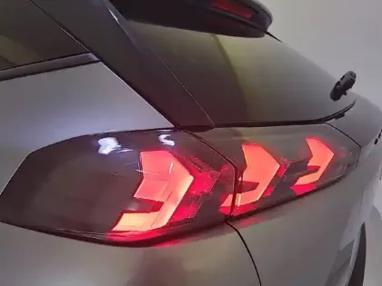 Photo 49 Peugeot 2008  Moteur électrique 136 ch