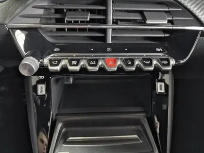 Photo 17 Peugeot 208  Hybrid 145 e-DCS6