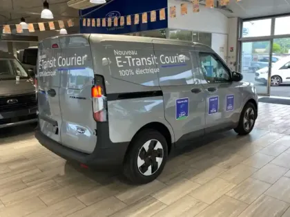 Photo 1 Ford Transit Courier Fourgonnette Electrique 100 kW 136ch Trend