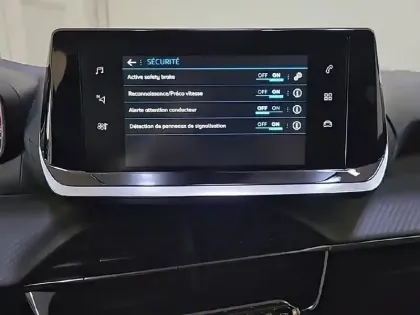 Photo 21 Peugeot 208  PureTech 75 S&S BVM5