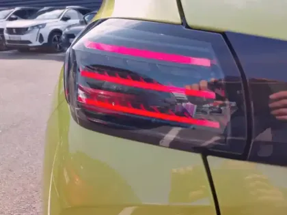 Photo 16 Peugeot 208  Hybrid 100 e-DCS6