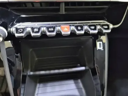 Photo 24 Peugeot 2008  PureTech 100 S&S BVM6