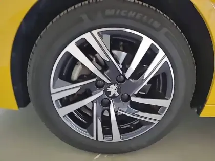 Photo 44 Peugeot 208  PureTech 100 S&S BVM6