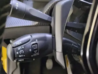 Photo 58 Peugeot 208  PureTech 100 S&S BVM6