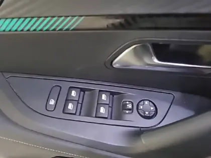 Photo 30 Peugeot 2008  BlueHDi 130 S&S EAT8