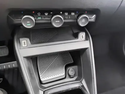 Photo 12 Citroën C4 e- 136 ch Automatique Feel