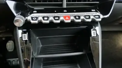 Photo 31 Peugeot 208  PureTech 100 S&S BVM6