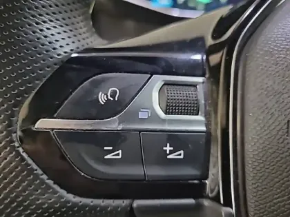 Photo 27 Peugeot 208  Electrique 50 kWh 136ch