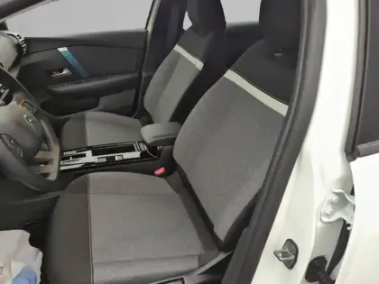 Photo 10 Citroën C4 e- 136 ch Automatique