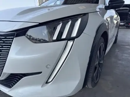 Photo 13 Peugeot 208  Electrique 50 kWh 136ch GT Line