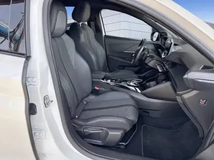 Photo 8 Peugeot 208  Electrique 50 kWh 136ch GT Line