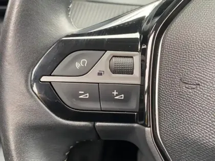 Photo 14 Peugeot 208  e- 136ch Active