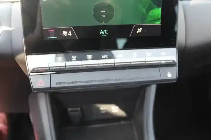 Photo 8 Renault Captur  E-Tech full hybrid 160 ch