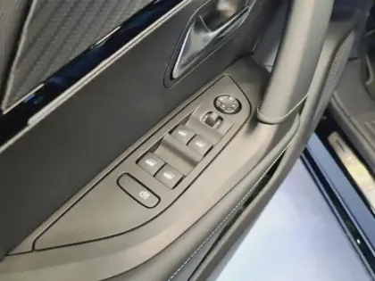 Photo 23 Peugeot 2008  e- 136ch GT