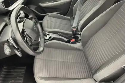 Photo 44 Peugeot 208  PureTech 100 S&S EAT8