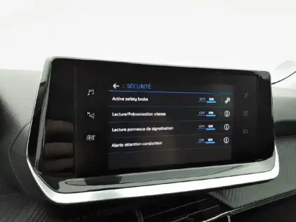 Photo 60 Peugeot 2008  PureTech 100 S&S BVM6