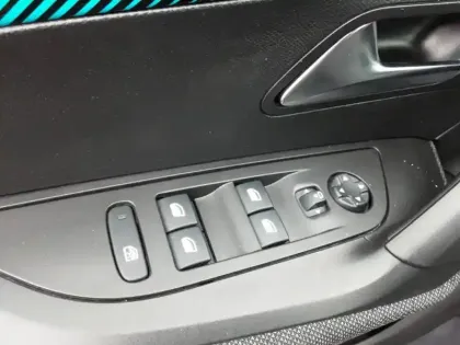 Photo 48 Peugeot 2008  PureTech 100 S&S BVM6