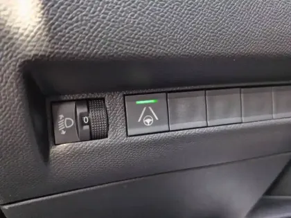 Photo 41 Peugeot 2008  Hybrid 145 e-DCS6