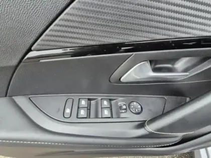 Photo 13 Peugeot 208  e- 136ch GT