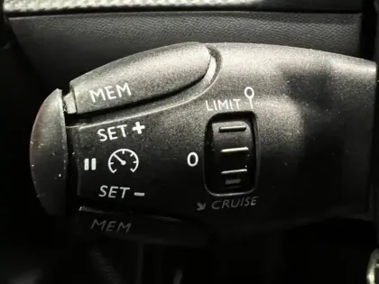 Photo 9 Peugeot 2008  e- 136ch GT