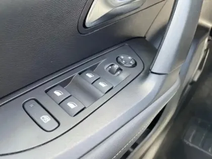 Photo 19 Peugeot 2008  Electrique 136 ch Allure