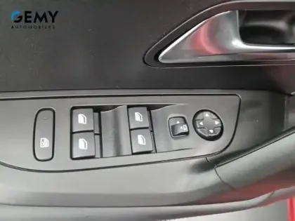 Photo 7 Peugeot 2008  PureTech 130 S&S EAT8