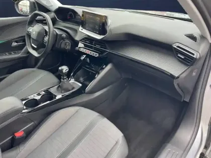 Photo 17 Peugeot 2008  PureTech 130 S&S BVM6