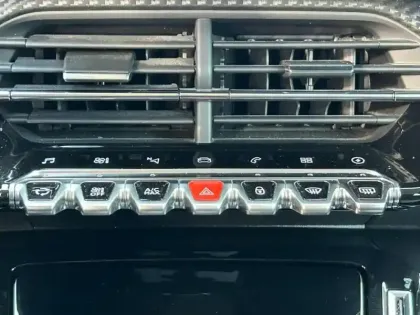 Photo 12 Peugeot 2008  e- 136ch Allure