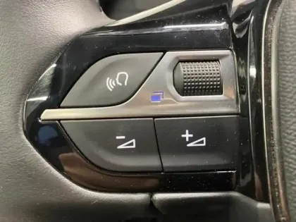 Photo 13 Peugeot 208  e- 136ch Style